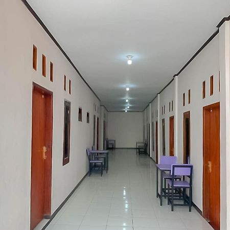 ホテル Reddoorz @ Jalan Ahmad Yani カラワン エクステリア 写真