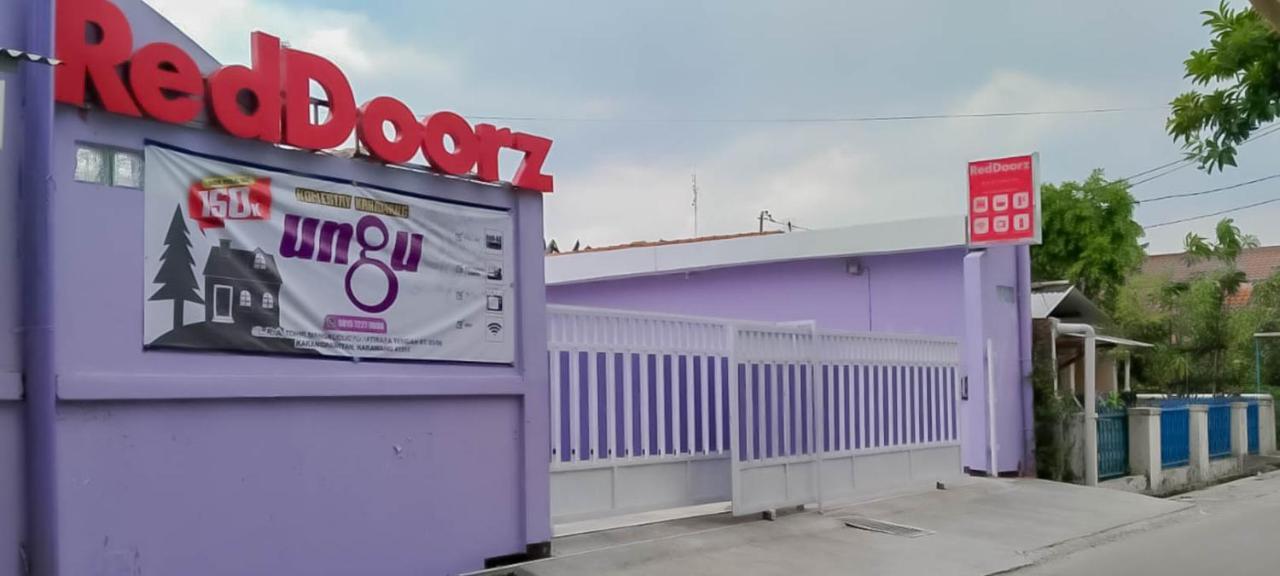 ホテル Reddoorz @ Jalan Ahmad Yani カラワン エクステリア 写真