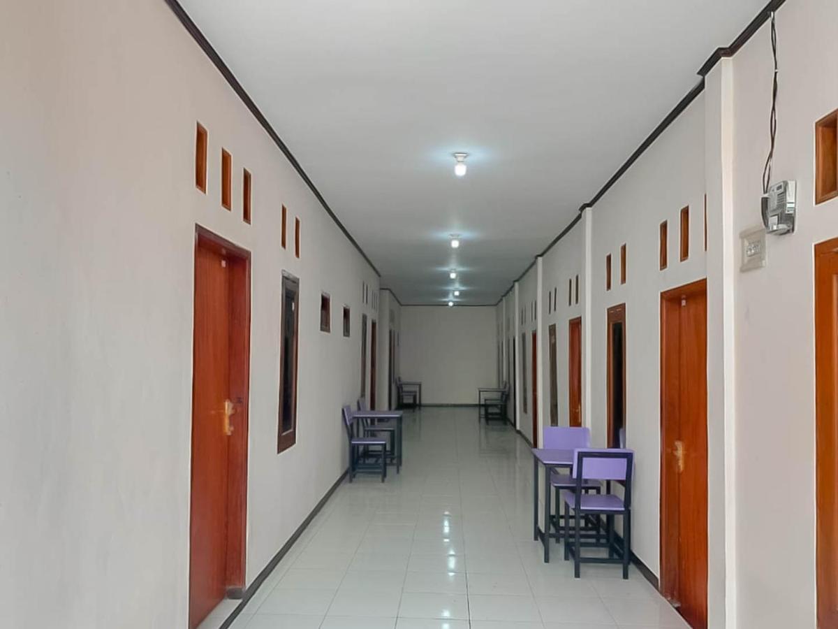 ホテル Reddoorz @ Jalan Ahmad Yani カラワン エクステリア 写真