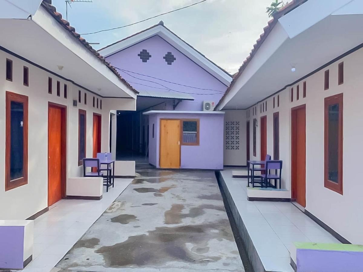 ホテル Reddoorz @ Jalan Ahmad Yani カラワン エクステリア 写真